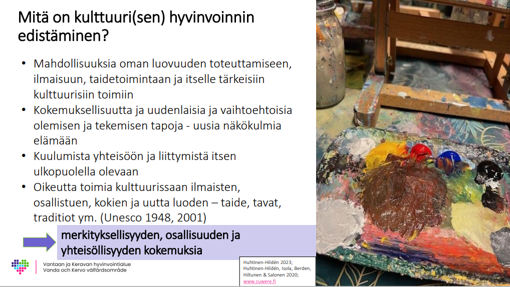 Teksti avaa kulttuurisen hyvivoinnin edistämistä mm. mahdollisuuksia oman luovuuden toteuttamiseen. Oikealla lähikuva maalaustelineen jaloista ja paletista.